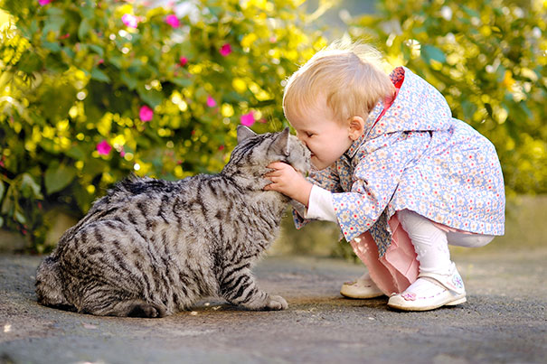 Słodkie zdjęcia dzieci i kotów